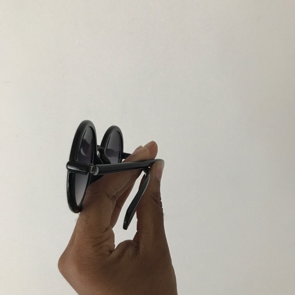 Round glossy frame sunglasses in black - Picture 3 of 3